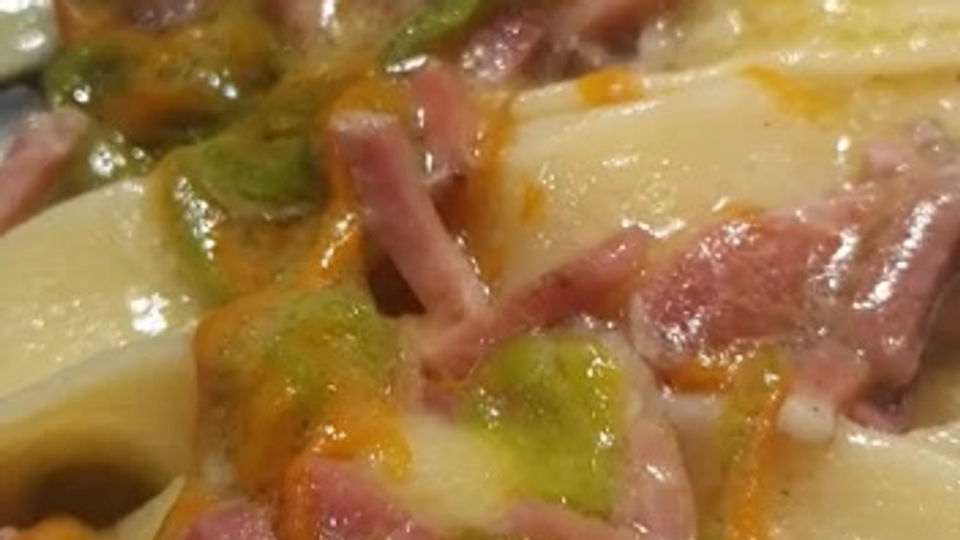 Pasta con fiori di zucca e speck